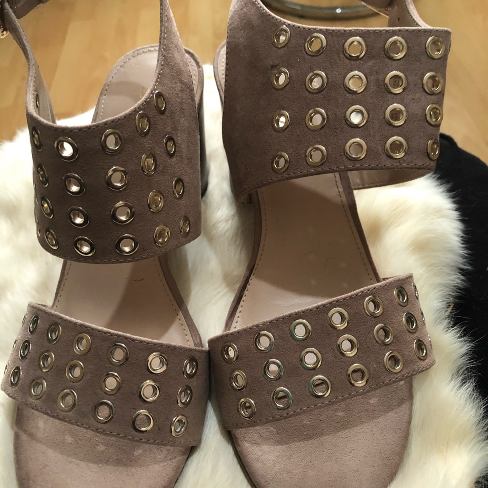 Block heel shoes
